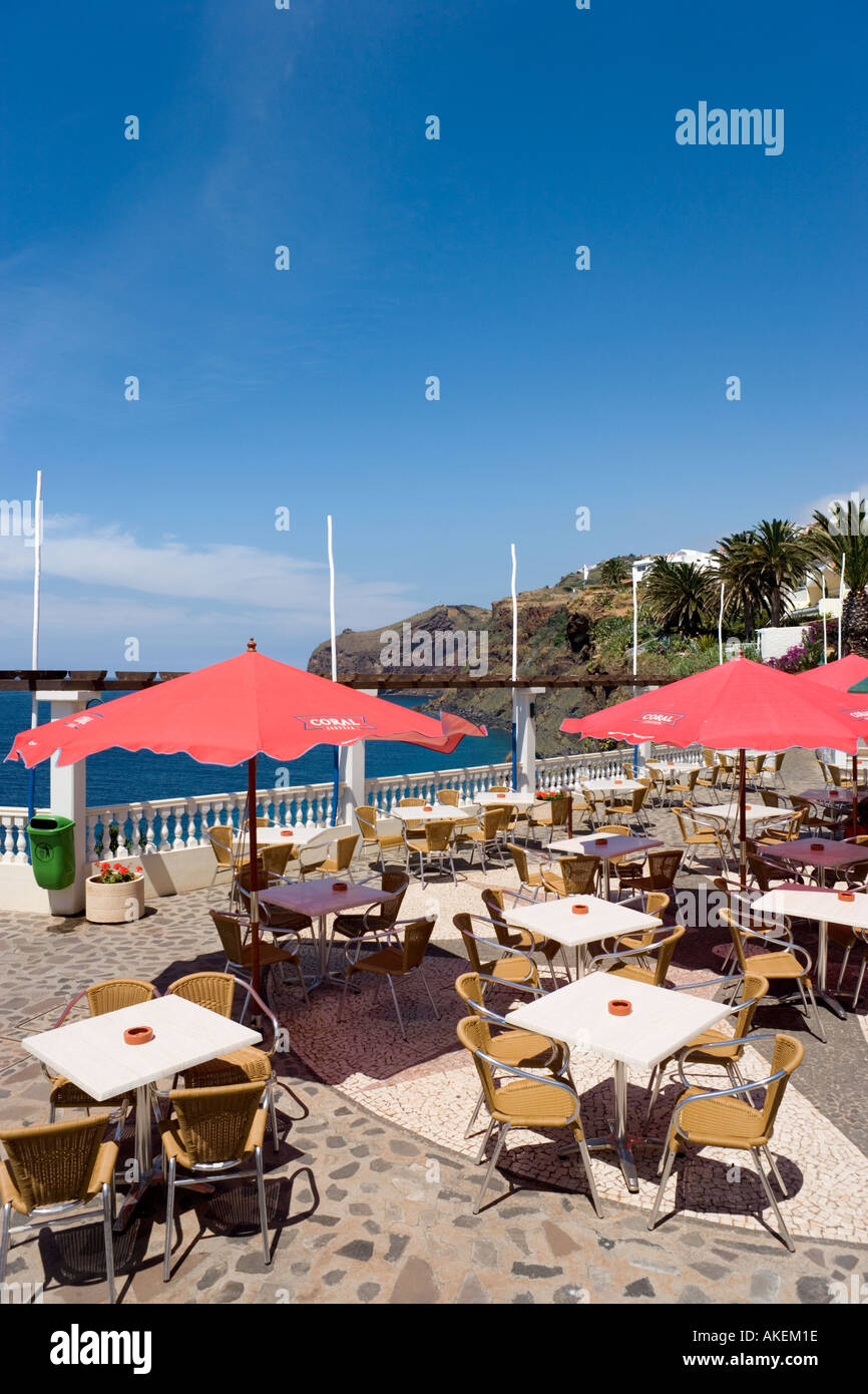 Café en bord de mer, Canico, Madère, Portugal Banque D'Images