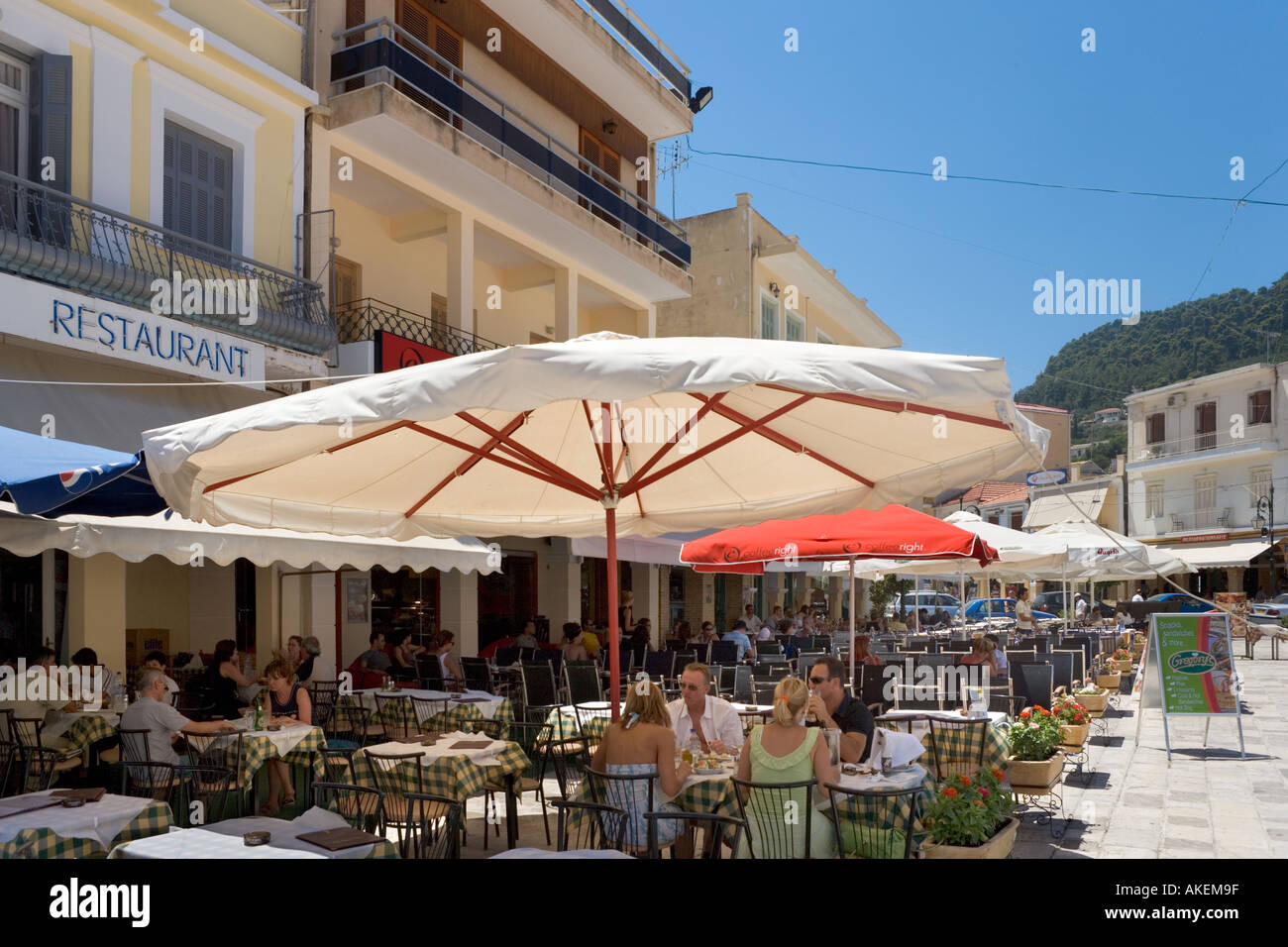 Restaurants, la Place St Marc (Agios Markou Sq), la ville de Zakynthos, Zante, îles Ioniennes, Grèce Banque D'Images