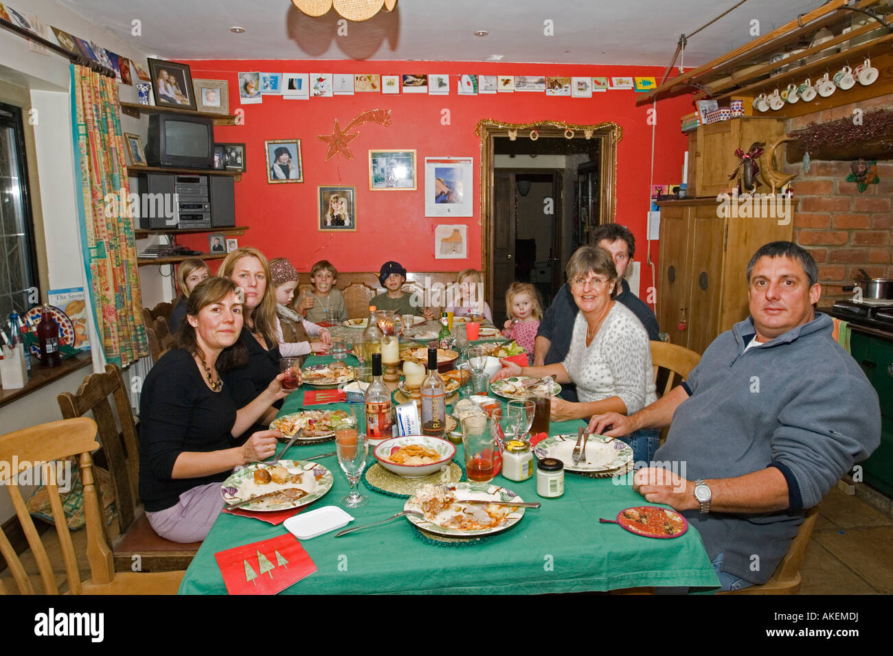 Grande famille partager repas de Noël dans les Cotswolds cuisine UK Banque D'Images