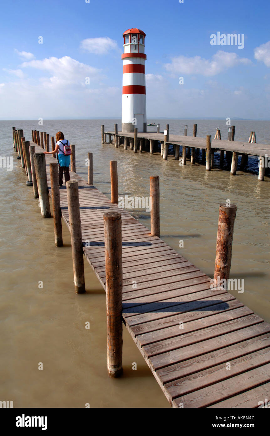 PIER ET BÂTIMENT PHARE LAKE RESORT TOURISTIQUE DE PODERSDORF AUTRICHE Banque D'Images