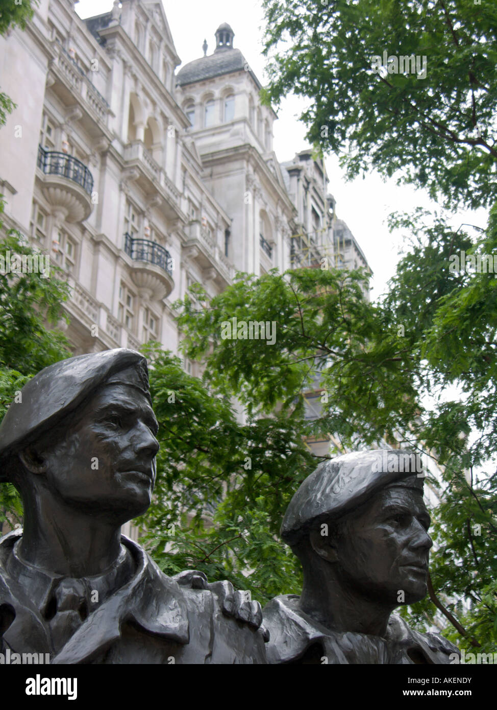 Détail de Vivien Mallock's Royal Tank Regiment Memorial, jonction de Whitehall Place et Whitehall Court à Londres, en Angleterre. Banque D'Images