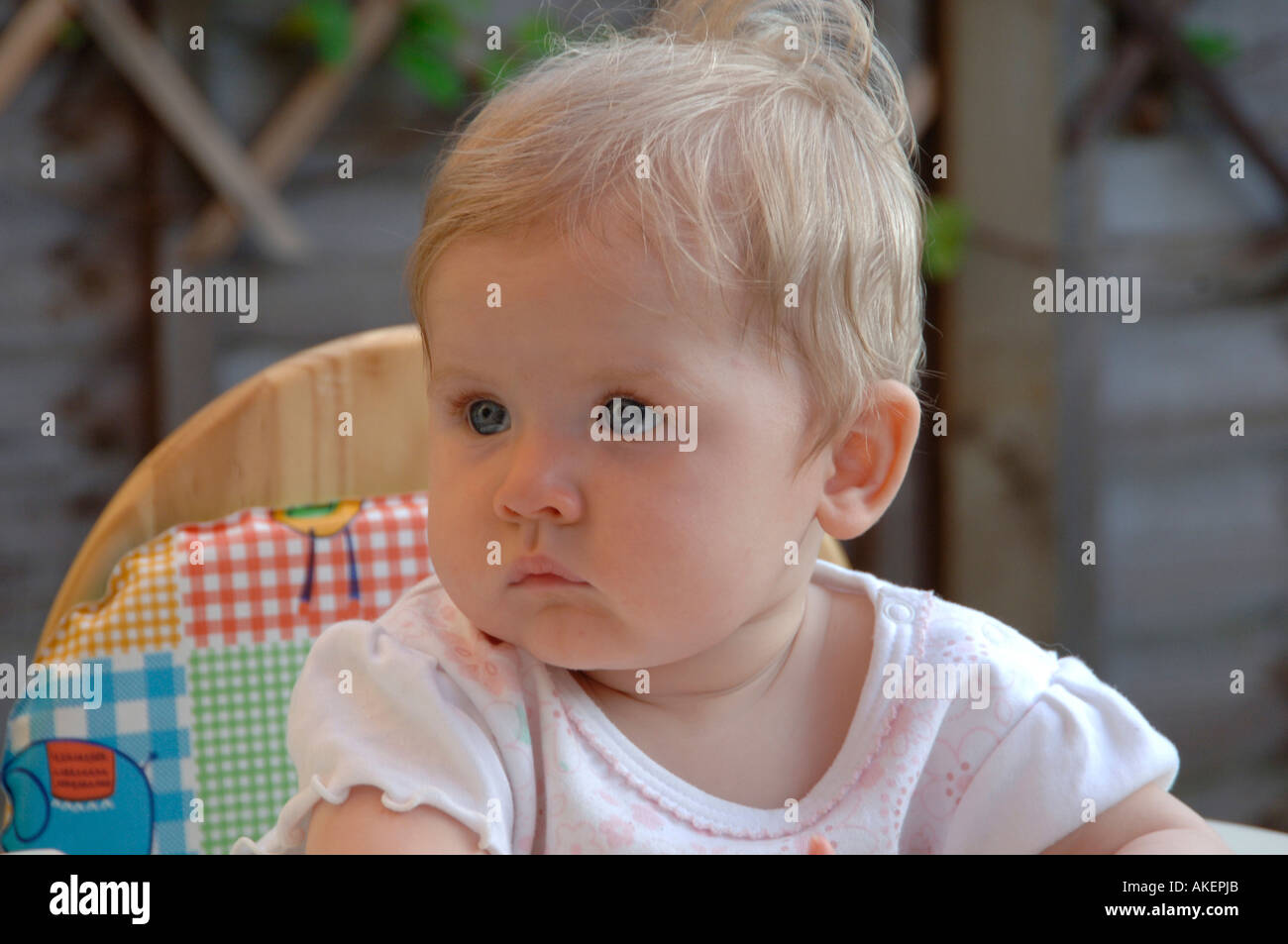Jeune Fille Aux Cheveux Blonds L Age De 9 Ans 9 Mois Bebe Fille Jeune Les Jeunes Apprennent Portant Des Vetements Peau Delicate Beaute Parfaite C Photo Stock Alamy