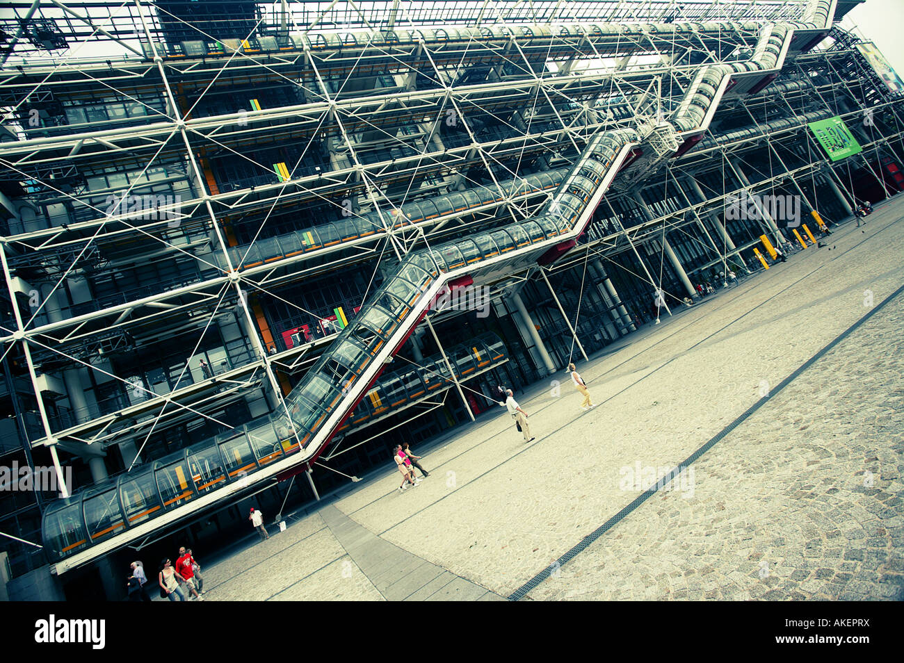 Piétons au Centre Georges Pompidou Paris France Banque D'Images