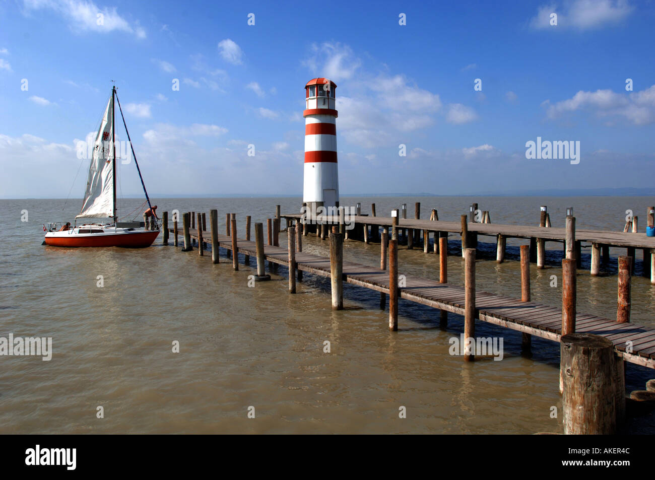 PIER ET BÂTIMENT PHARE LAKE RESORT TOURISTIQUE DE PODERSDORF AUTRICHE Banque D'Images