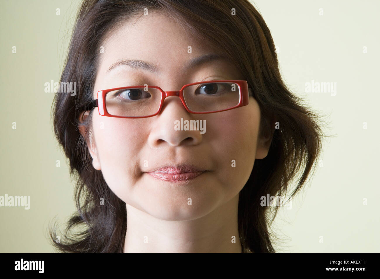 Portrait d'une jeune femme à de graves Banque D'Images