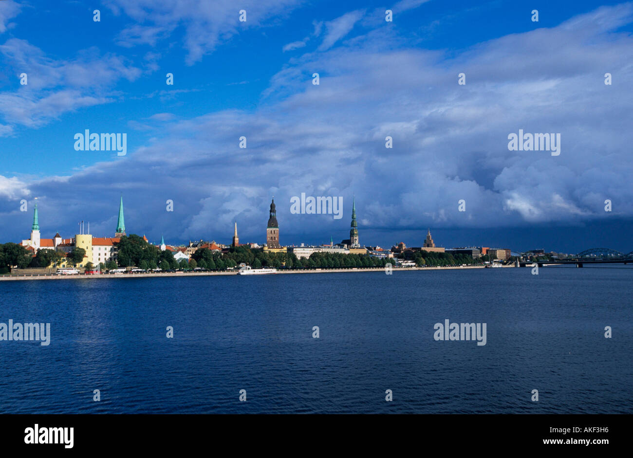 La Lettonie, Riga, Blick über den Fluss auf die Altstadt von Daugava Riga Banque D'Images