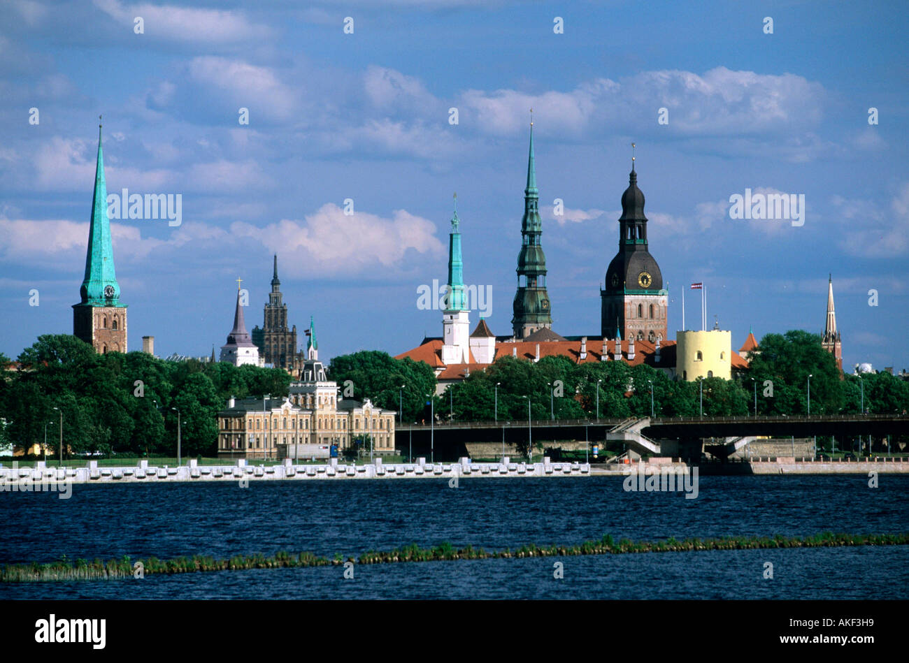 La Lettonie, Riga, Blick über den Fluss auf die Altstadt von Daugava Riga Banque D'Images