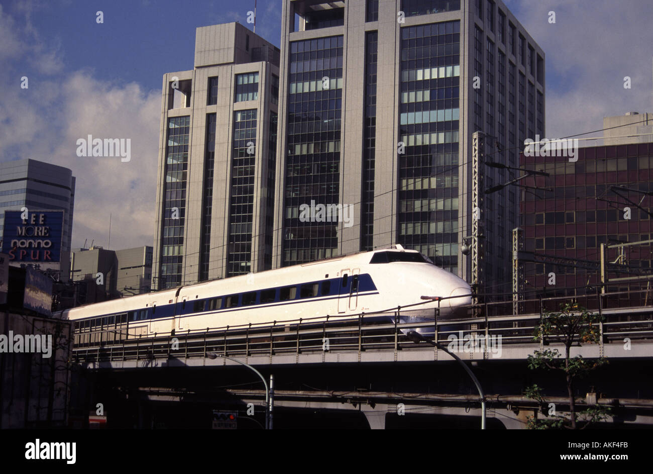 Japon Tokyo Bullet Train édifices Banque D'Images