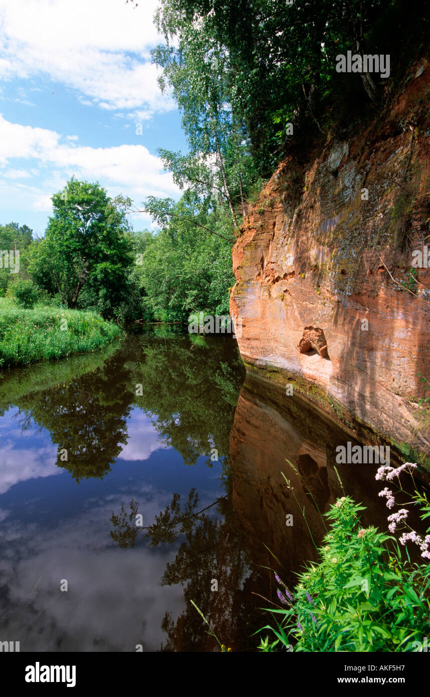Lettland, Sandsteinfelsen Libiesu-Höhle bei der am Fluss Svetlupe Kuikule Ort beim östlich von Salacgriva Banque D'Images