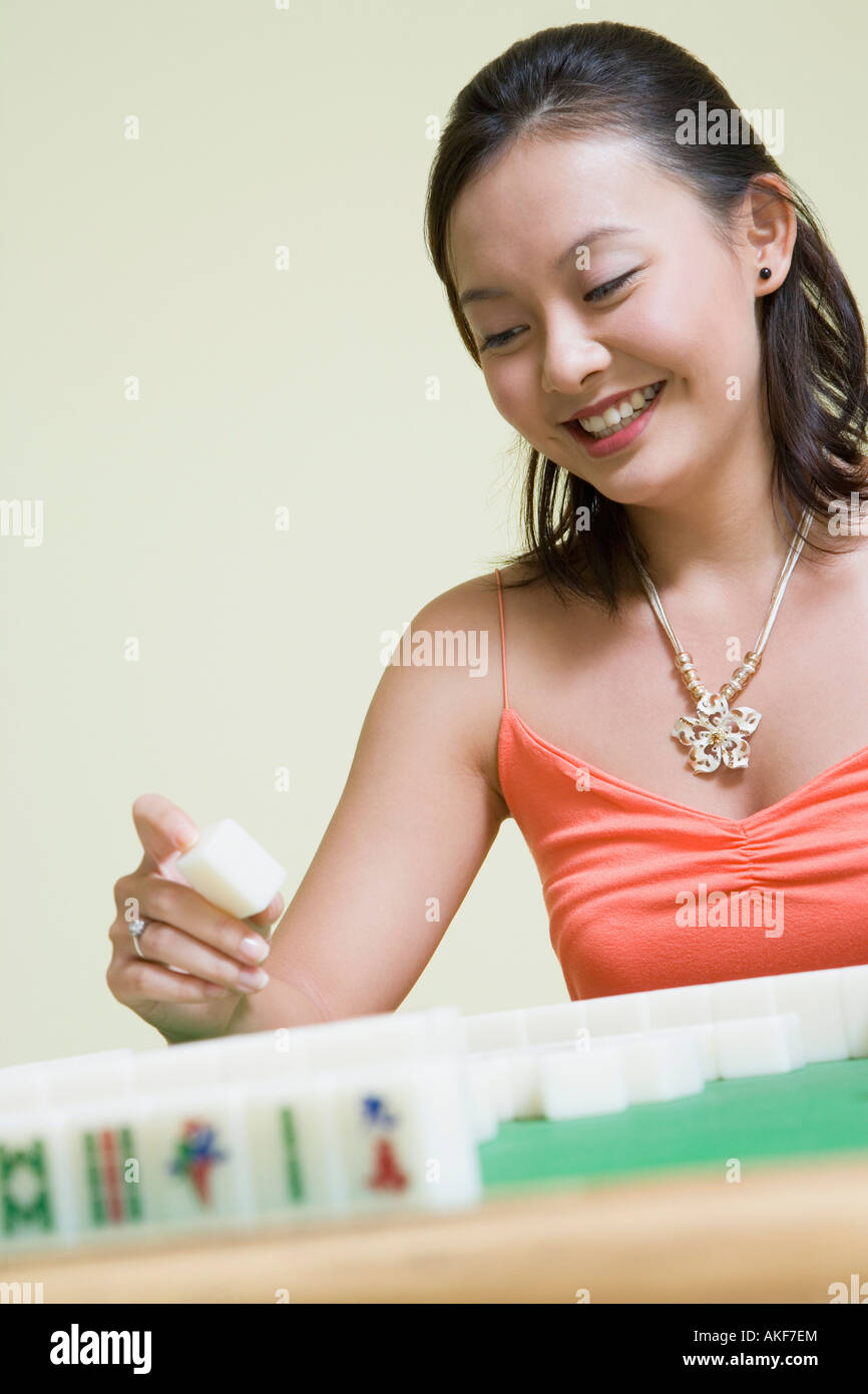 Young woman Playing with blocks and smiling Banque D'Images