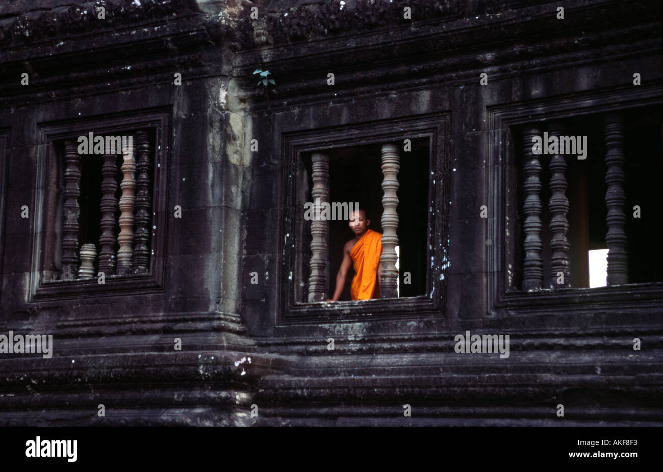 Monk à la fenêtre d'un Cambodge Angkor Wat Banque D'Images