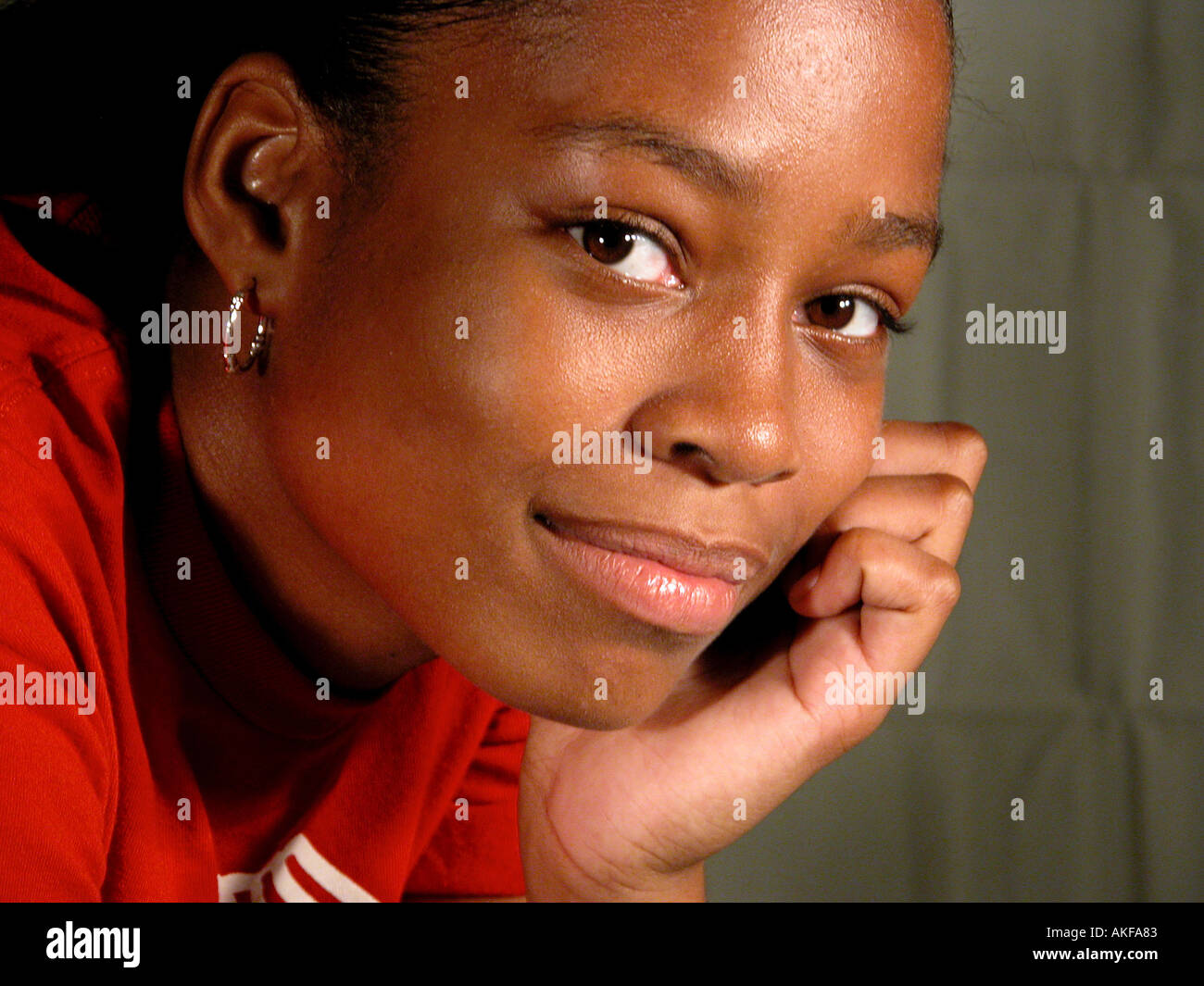 Noir 16 ans African American Girl Happy face regardant l'appareil photo Banque D'Images