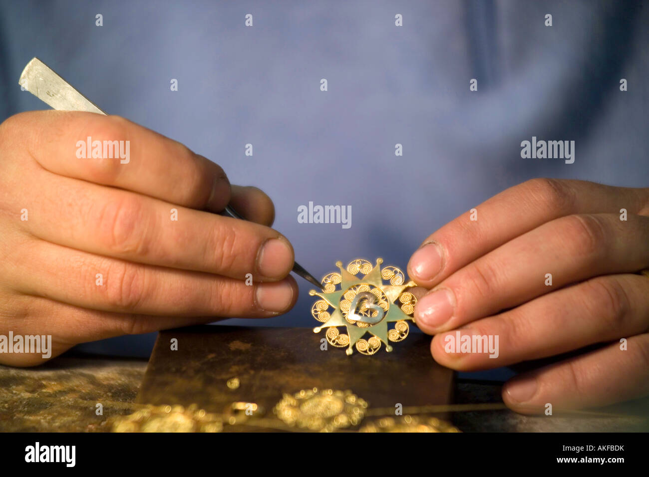 Presentosa lavoration, fabrication de l'or, Maurizio D'Ottavio Goldsmith, Guardiagrele, Abruzzo, Italie Banque D'Images