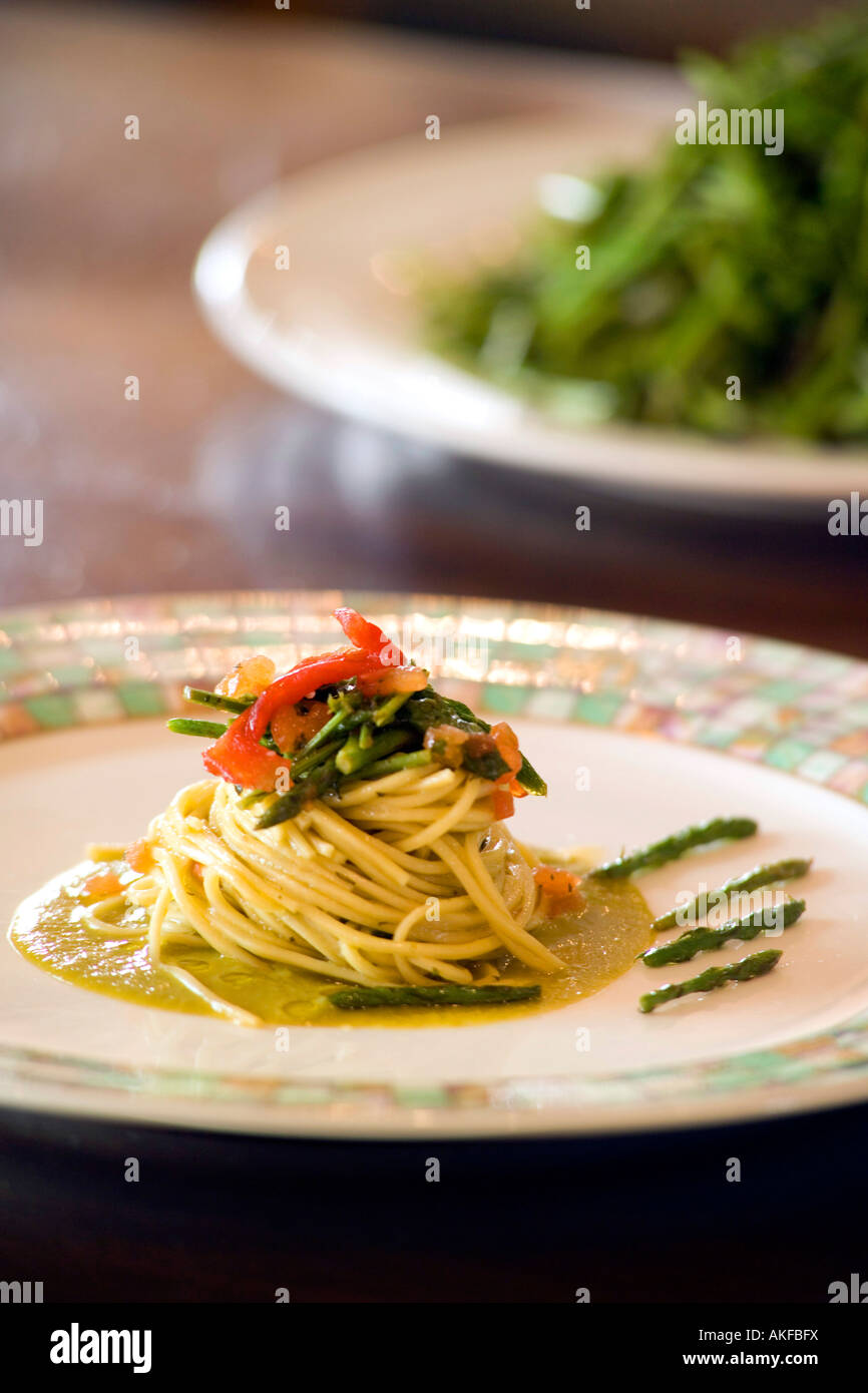 Spaghetti avec sparrow-herbe et tomates, le restaurant Villa Maiella, Guardiagrele, Abruzzo, Italie Banque D'Images