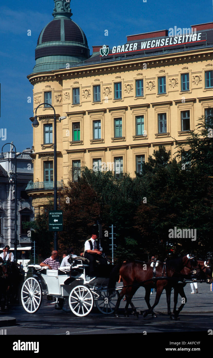 Österreich, Wien 1, Turin, Fiaker im Stadtverkehr vor dem Philipp-Hof, erbaut 1884 vom Architekten Karl König Banque D'Images