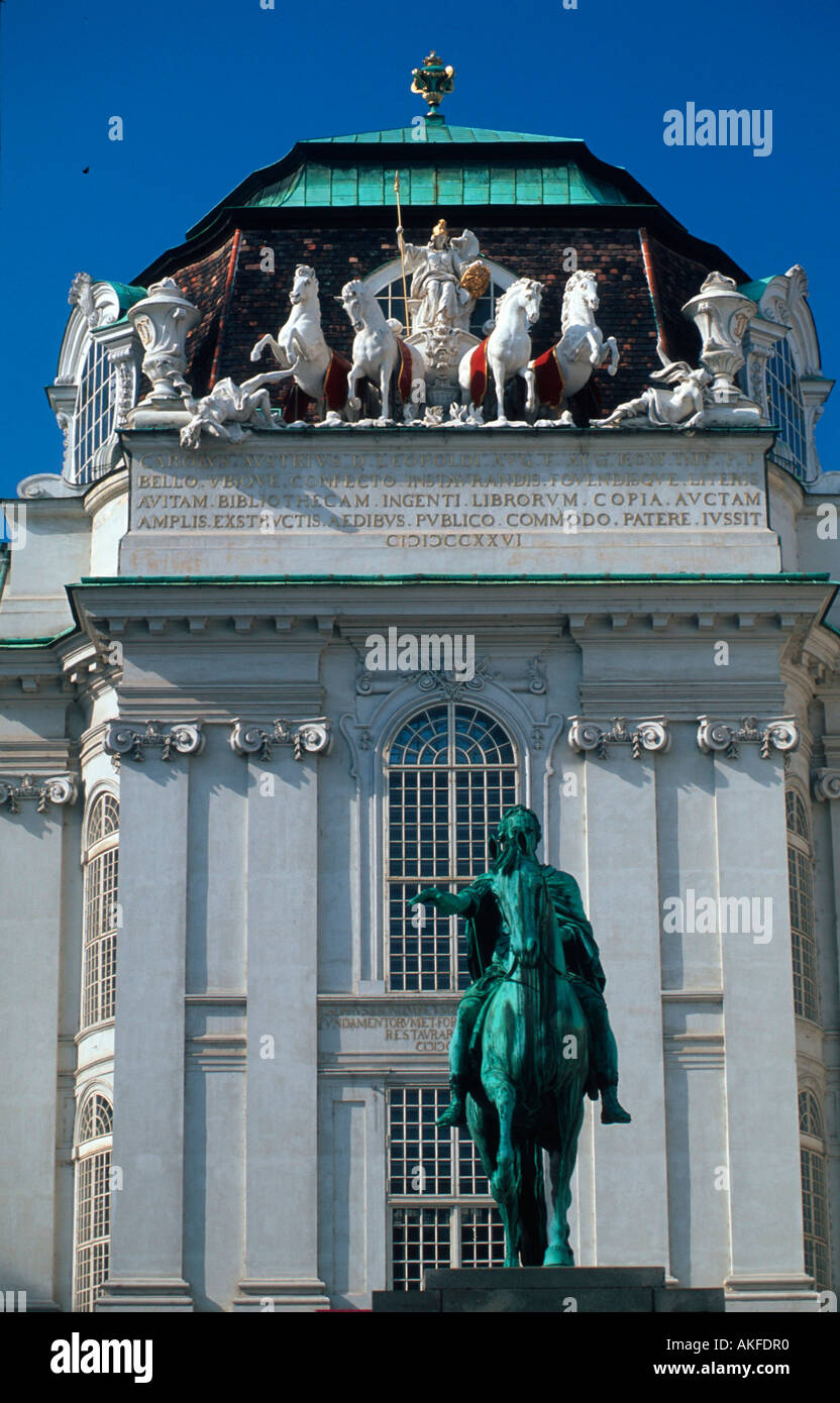 Denkmal von Kaiser Josef II, von Otto Franz ZAUNER aus dem Jahr 1806 vor der 1723-26 von J.E. Fischer von Erlach erbauten Nation Banque D'Images