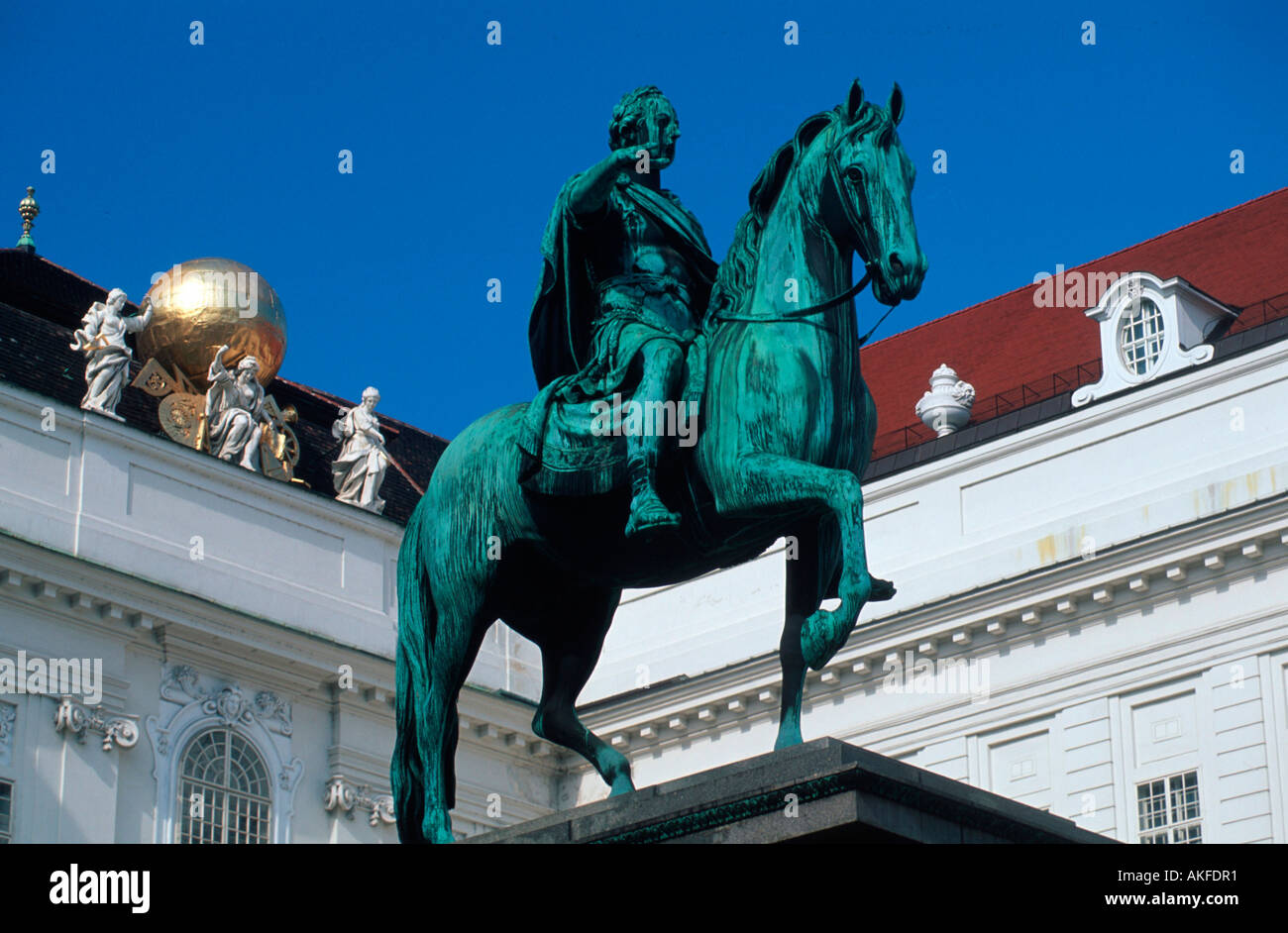 Denkmal von Kaiser Josef II, von Otto Franz ZAUNER aus dem Jahr 1806 vor der 1723-26 von J.E. Fischer von Erlach erbauten Nation Banque D'Images