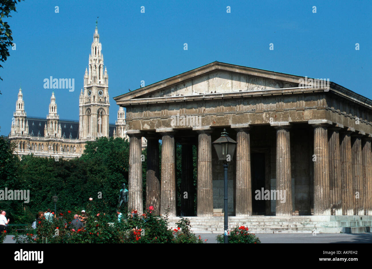 1, Wien, Volksgarten Rathaus von Friedrich von Schmidt und Theseustempel (1819 bis 1823 nach Entwürfen von Peter von Nobile) Banque D'Images