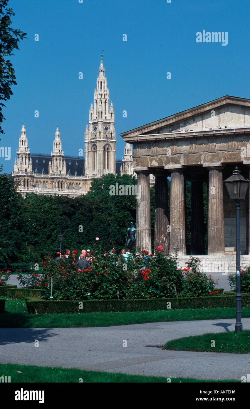 1, Wien, Volksgarten Rathaus von Friedrich von Schmidt und Theseustempel (1819 bis 1823 nach Entwürfen von Peter von Nobile) Banque D'Images