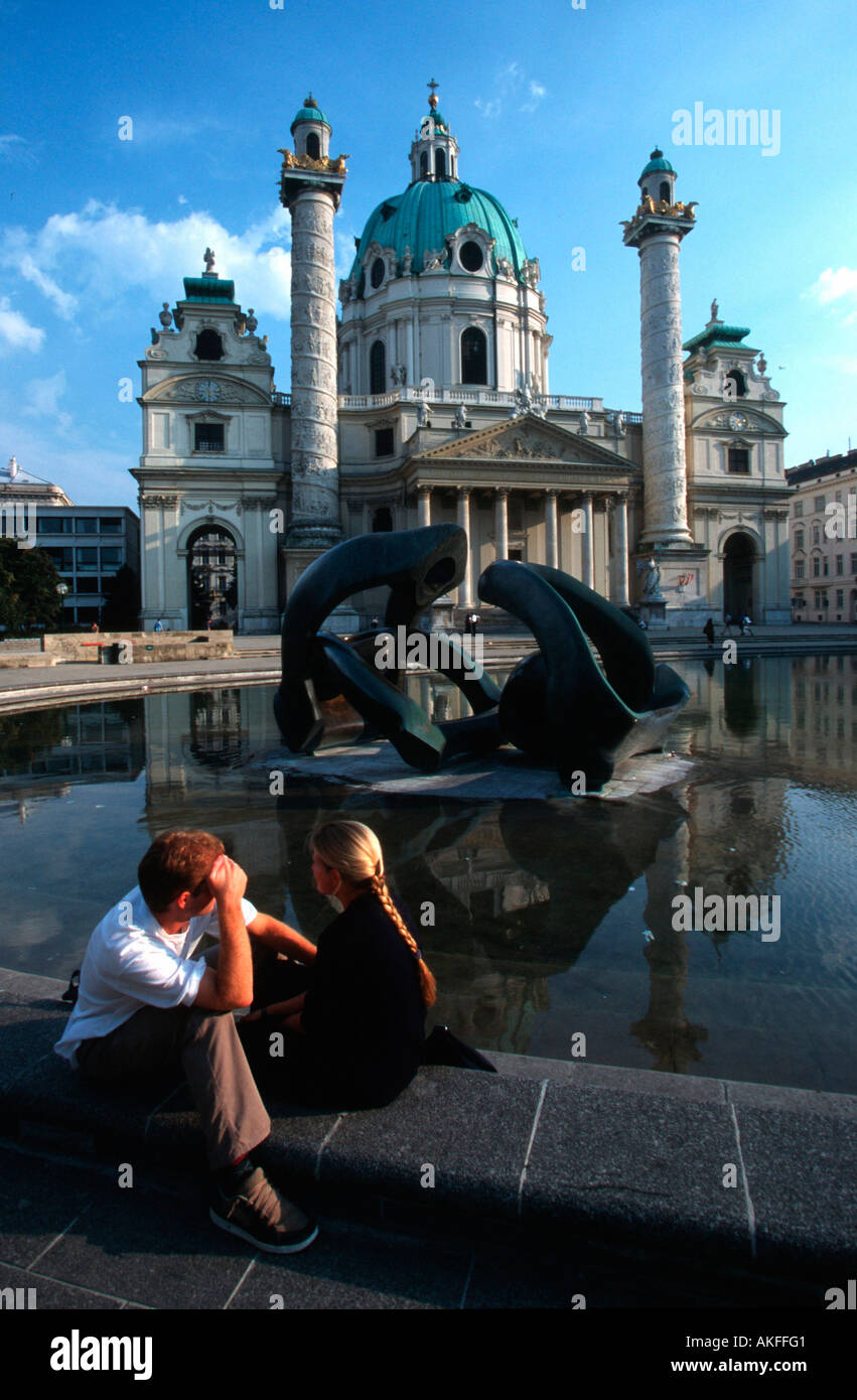 Wien IV, Karlsplatz, Karlskirche von Johann Bernhard Fischer von Erlach, vorne im Teich künstlichen die moderne Plastik 'Hill Ar Banque D'Images