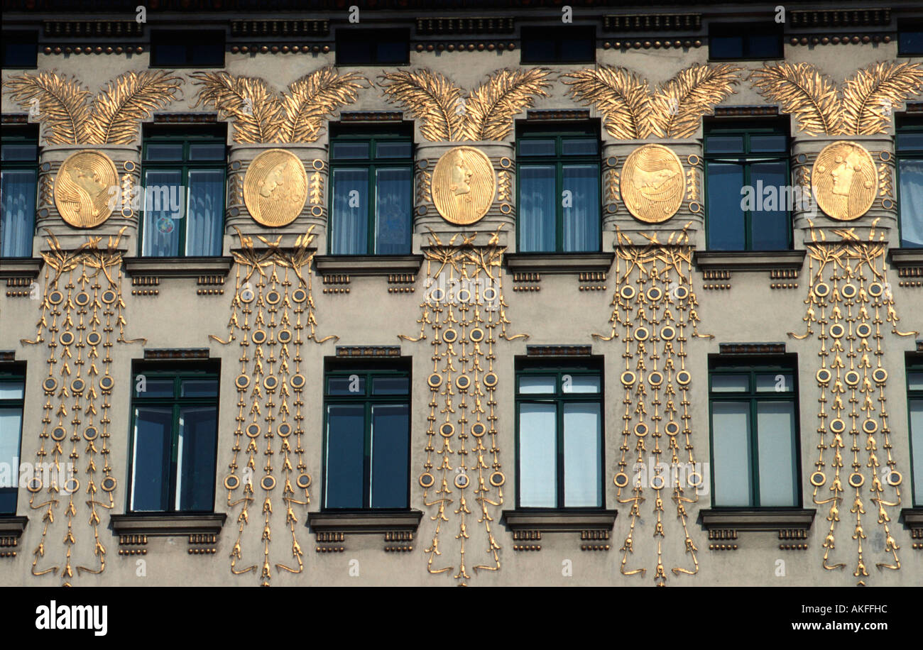 Wien VI, Linke Wienzeile, Eckhaus Nummer 38 von (1898-1899), Otto Wagner, Dekoration von Koloman Moser, Banque D'Images