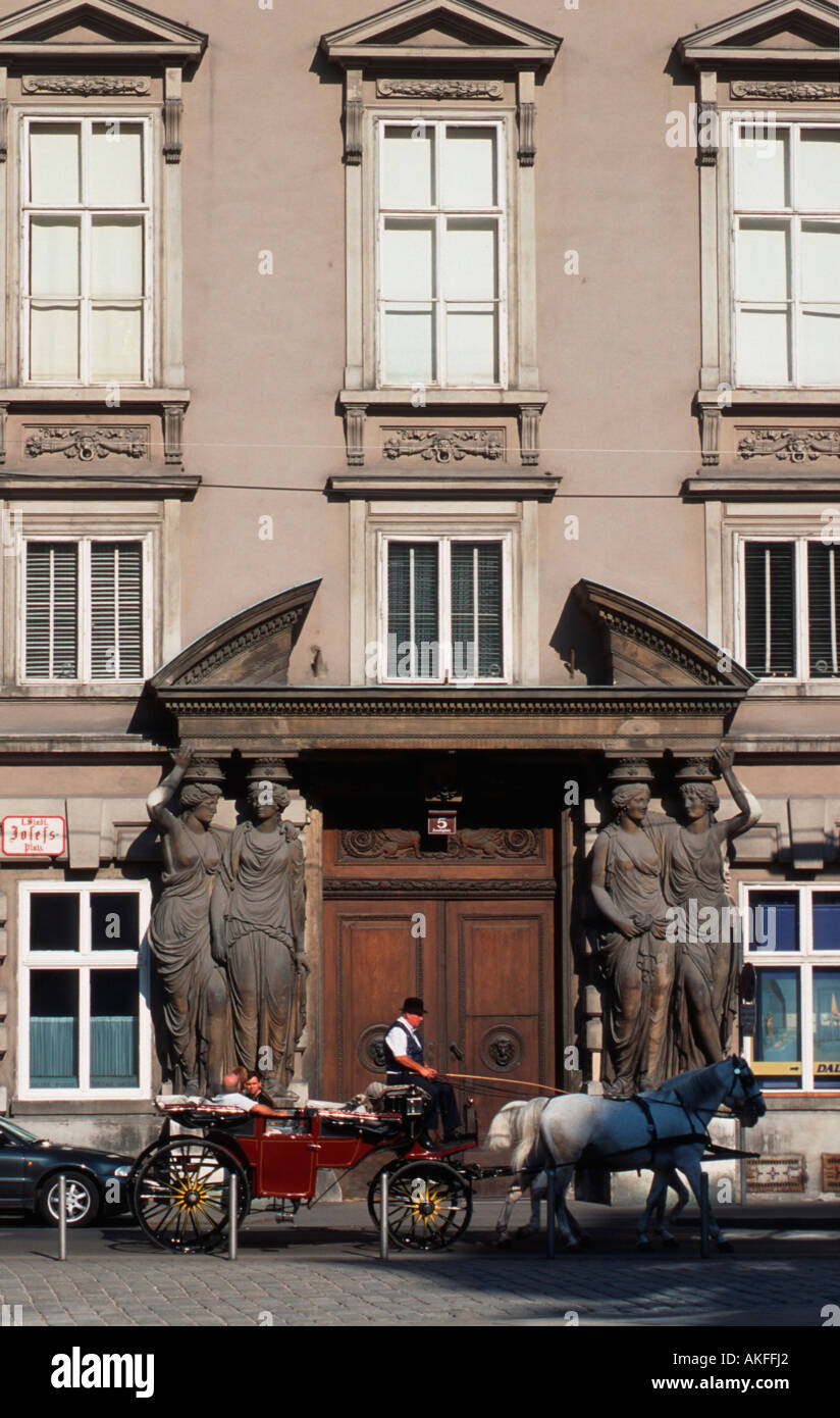 Wien, Grüner Markt, Fiaker vor dem Portal des Palais Pallavicini Banque D'Images