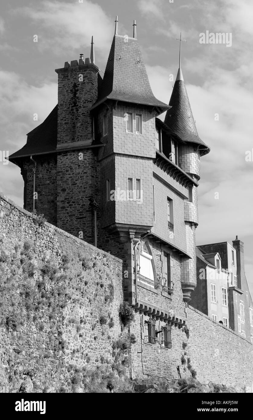 Maison ornée construit dans l'enceinte médiévale de la haute-ville à Granville normandie manche France Banque D'Images