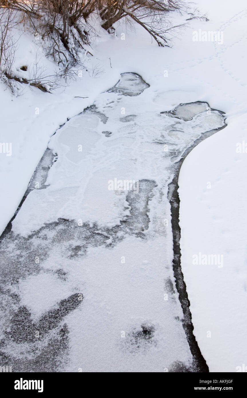 Des modèles dans le dégel de la glace de la rivière, de l'Estonie Banque D'Images