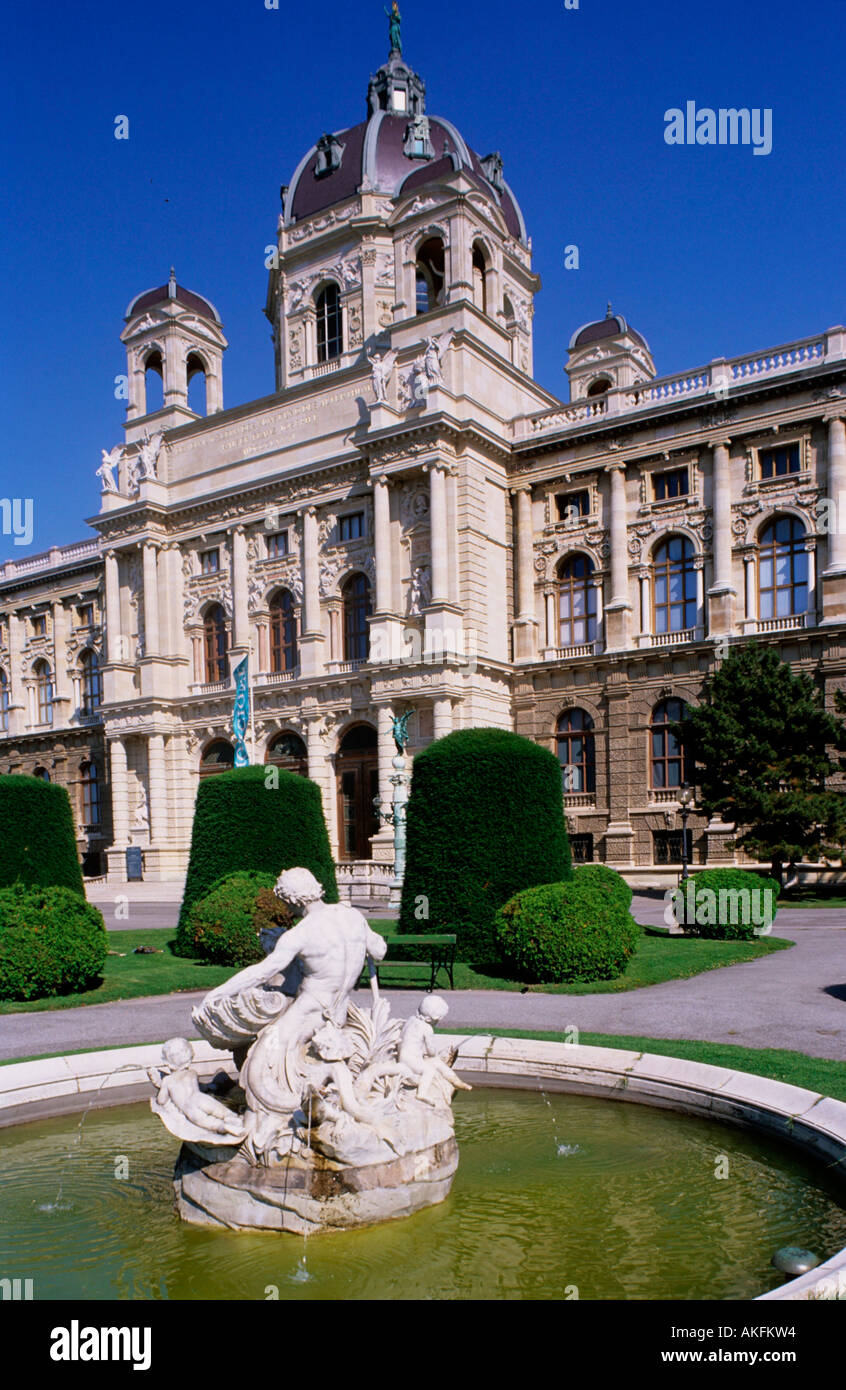 Wien, Österreich, J'Tritonen Najadenbrunnen- und am Maria-Theresien-Platz vor dem Kunsthistorischen Museum Banque D'Images