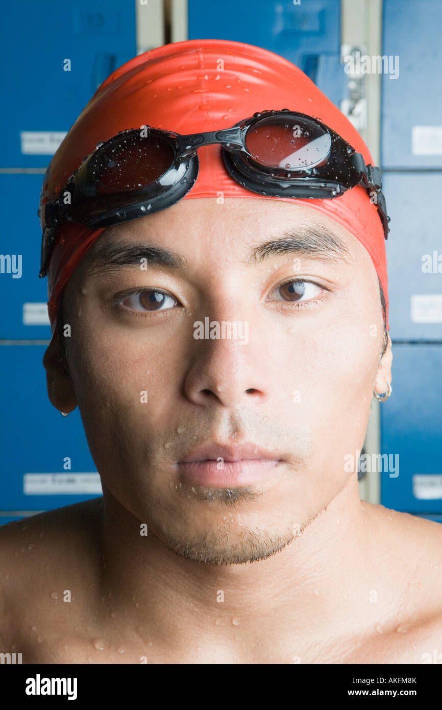 Portrait d'un jeune homme portant un bonnet de bain Banque D'Images