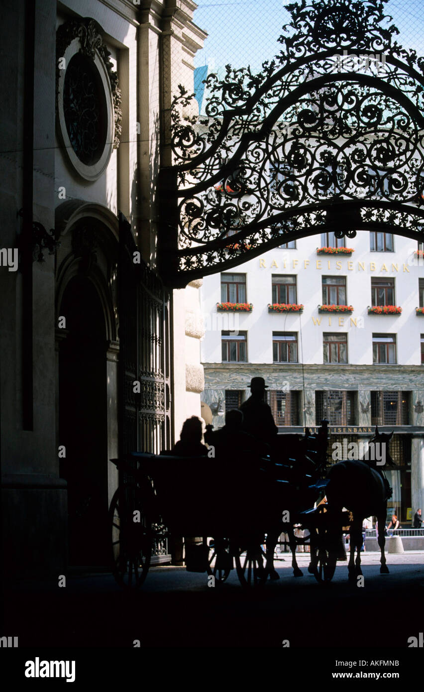 Wien, Österreich, Michaelerplatz, Michaelertrakt (Nordfassade Hofburg), der durch das Blick auf das Loos-Haus Michaelertor Banque D'Images