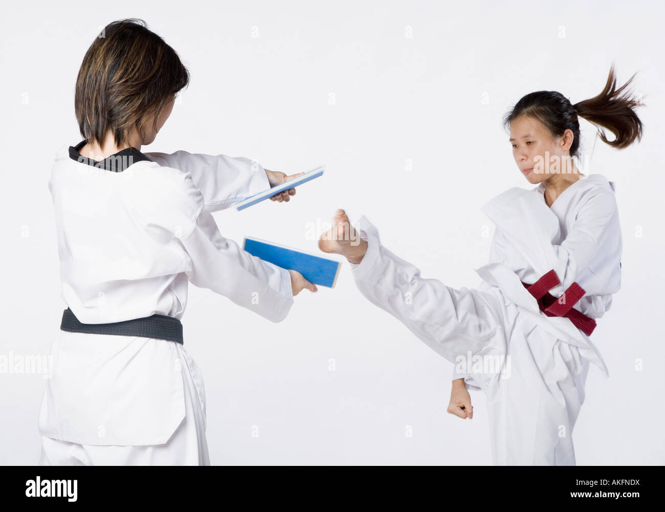 Portrait de deux jeunes femmes qui pratiquent le kickboxing Banque D'Images