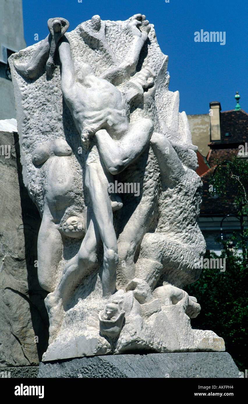 Wien, J'Helmut-Zilk-Platz et Palais Erzherzog Albrecht, Mahnmal gegen Krieg und Faschismus von Alfred Hrdlicka Banque D'Images