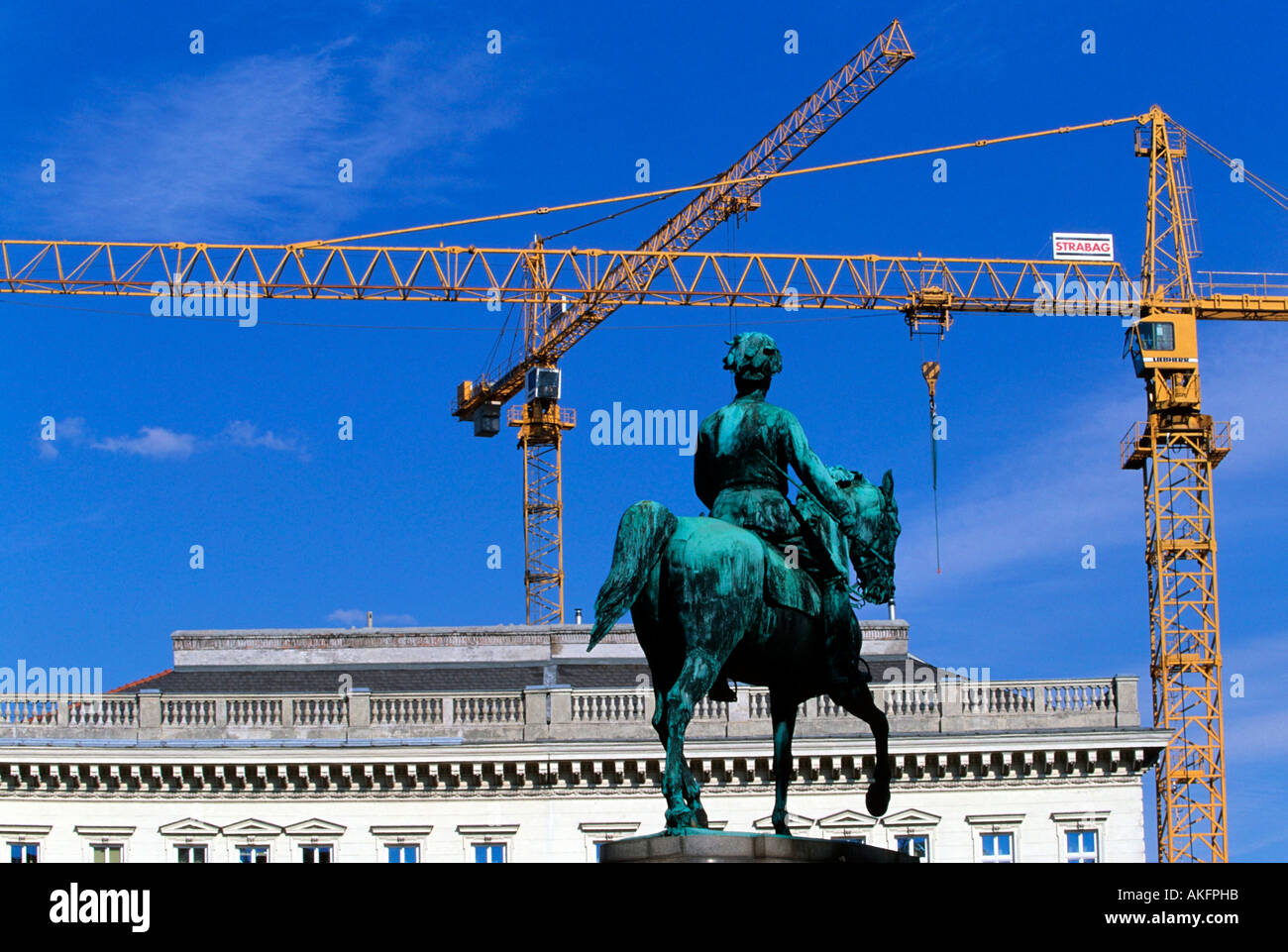 Wien, Albertinaplatz, Reiterstatue Erzherzogs, des Habsburger Albrecht auf der Albrechtsrampe vor dem Palais Erzherzog Johann Banque D'Images
