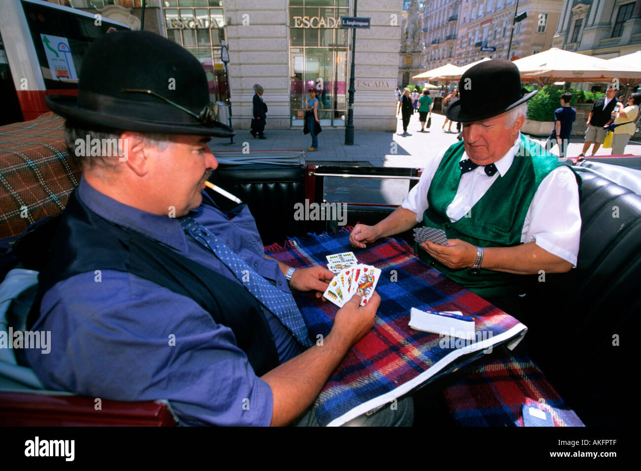 Wien, Österreich, je Fiakerkutscher beim Kartenspiel während eines Wartepause Banque D'Images