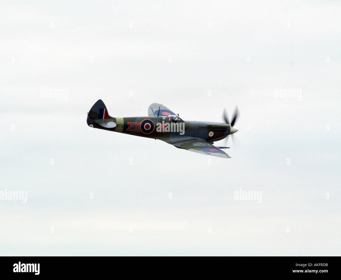 Spitfire Mark VIII Dans Vol au dessus d'aviation à Goodwood Revival 2005 Banque D'Images