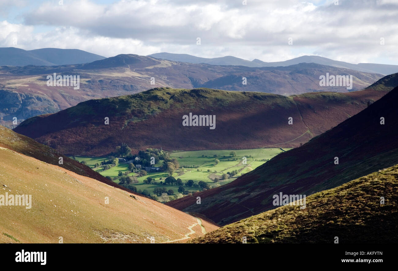 Vue du haut des Stoneycroft Gill à Newlands Valley Catbells fells et ses environs Banque D'Images