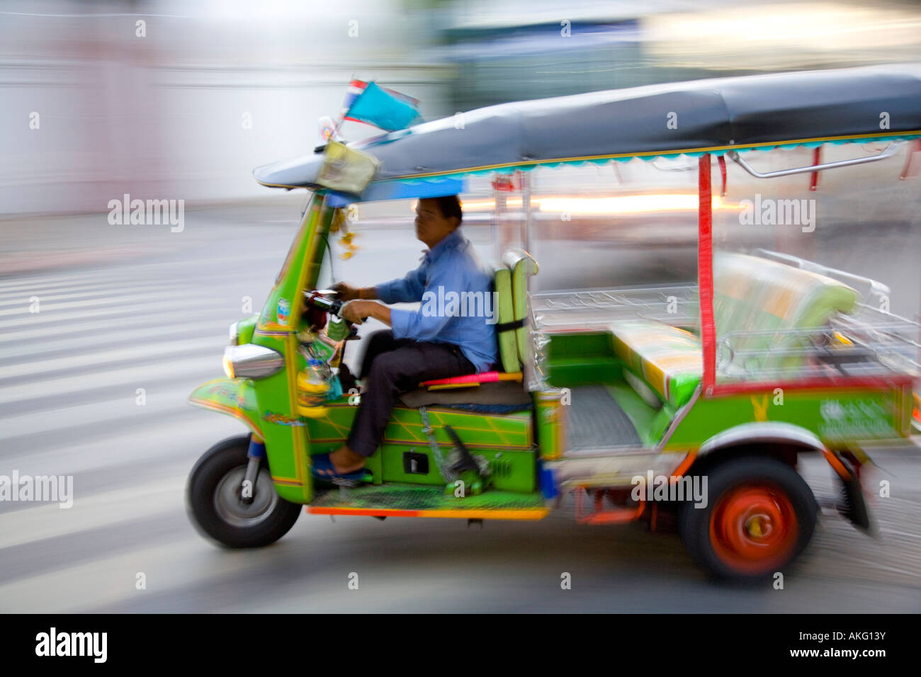 Déménagement floue des tuk-tuks véhicule de transport d'Asie ; auto rickshaw ou à trois roues, tuk-tuk ou trishaw rick, autorick auto ou Tuc Tuc à Bangkok, Thaïlande Banque D'Images