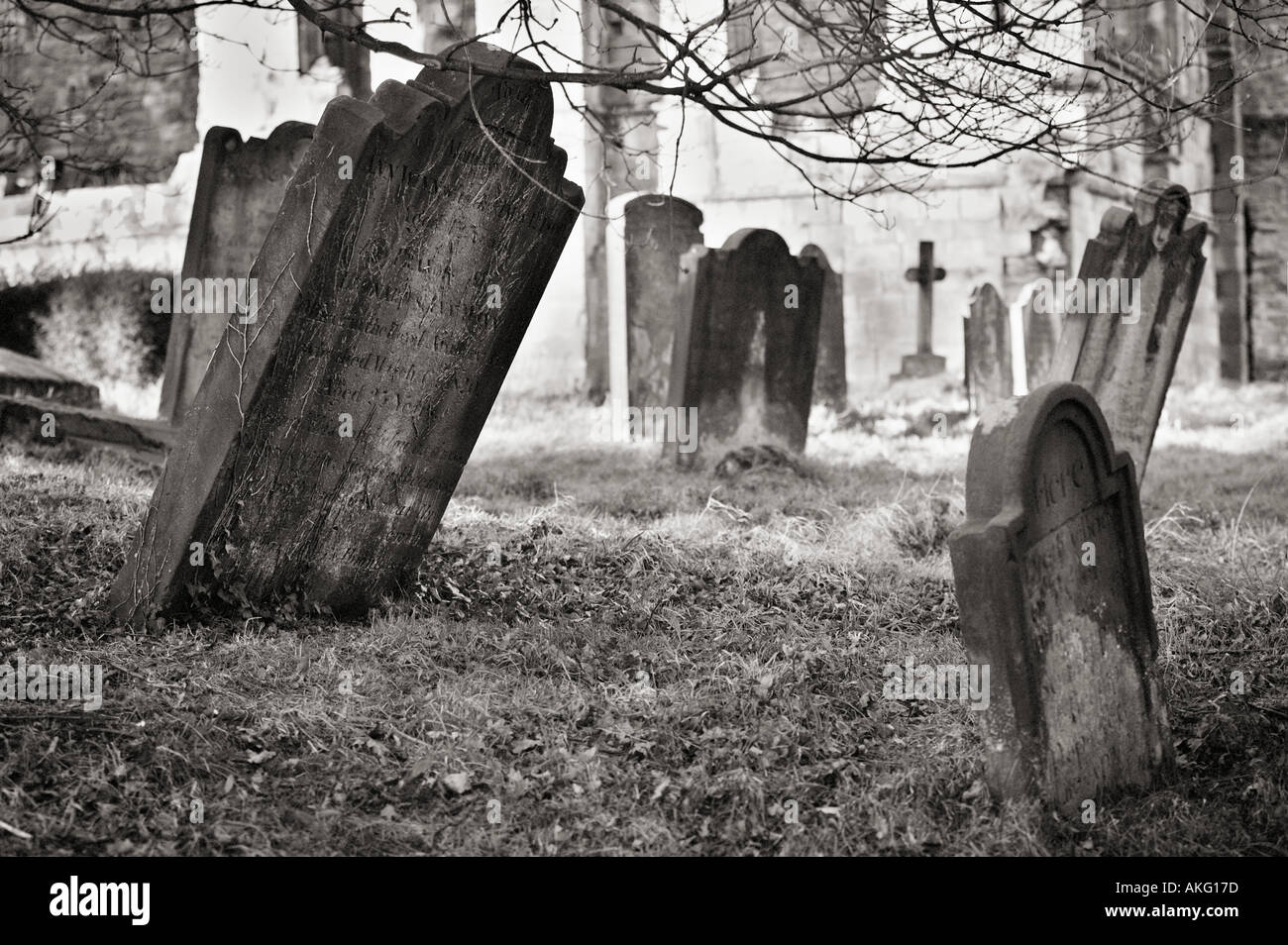 La photographie en noir et blanc, cimetière avec pierres tombales UK Banque D'Images