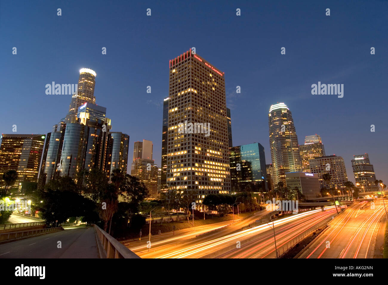 Le centre-ville de Los Angeles, Californie au crépuscule avec la 110 Freeway traffic par excès. Banque D'Images