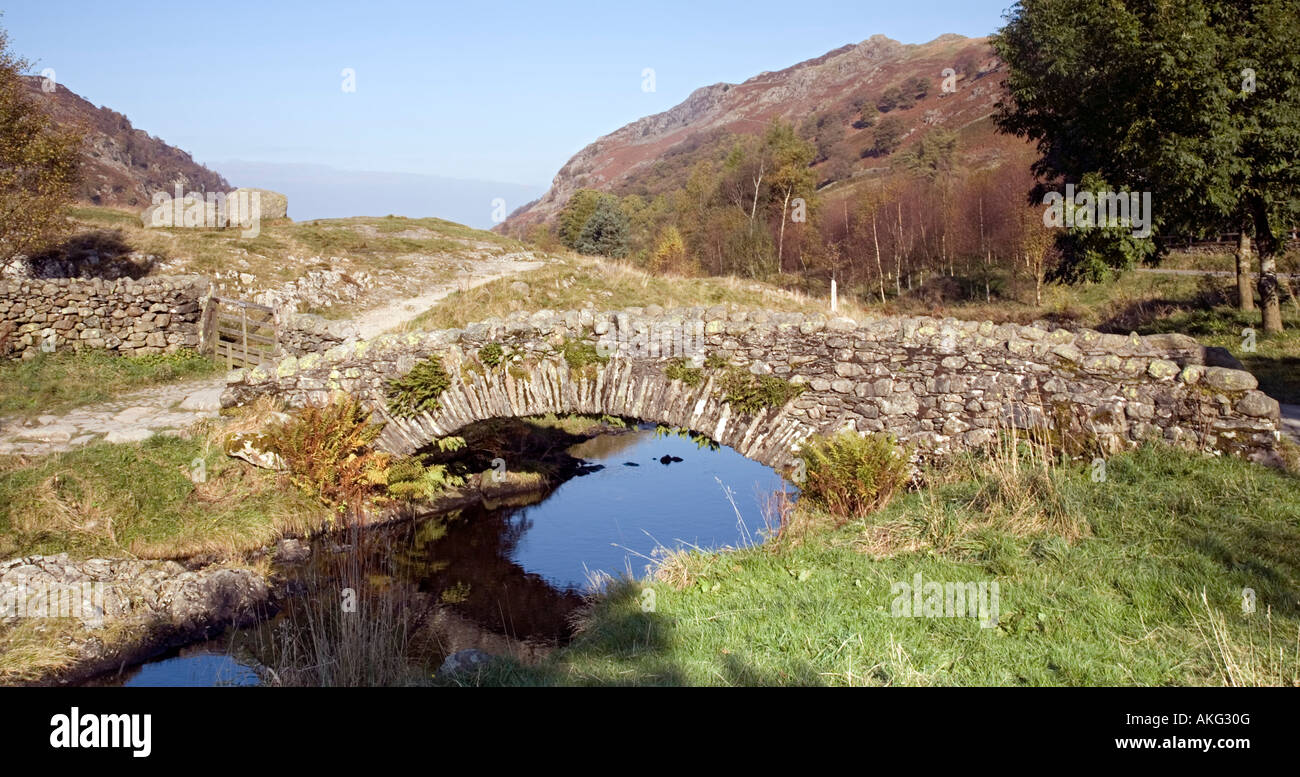 Croisement Route Pack Horse Bridge Watlendath Stonethwaite ont chuté à pied du Tarn et Watlendath à Borrowdale Rosthwaite Banque D'Images