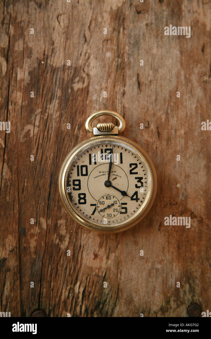 Old watch sur bois Banque D'Images