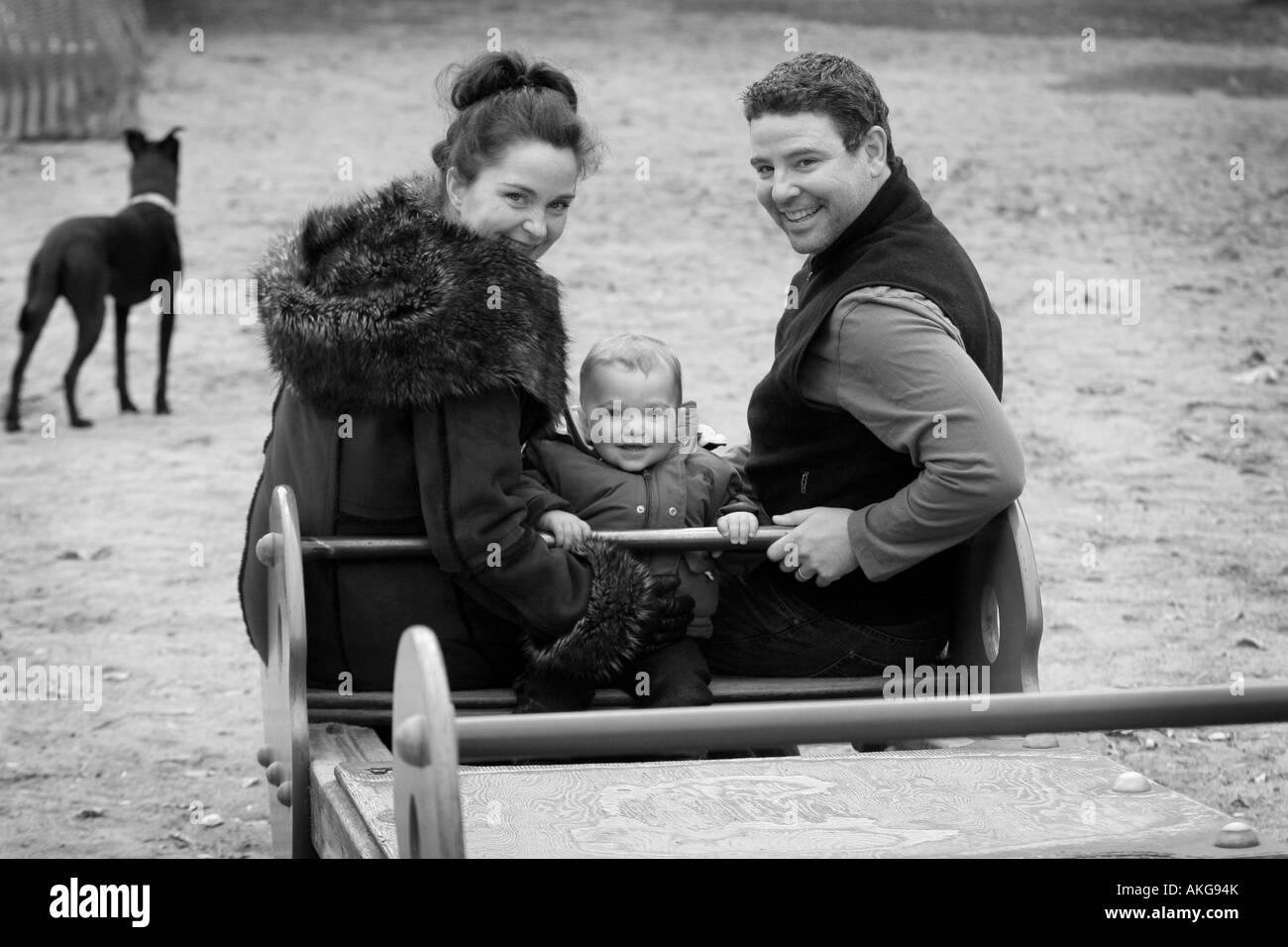 Famille dans un parc de jouer et passer du temps ensemble Banque D'Images