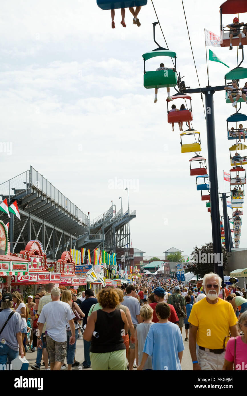 Milwaukee WISCONSIN Skyway gondoles au-dessus de lui à Wisconsin State Fair foule de gens passent devant les stands de restauration rapide Banque D'Images