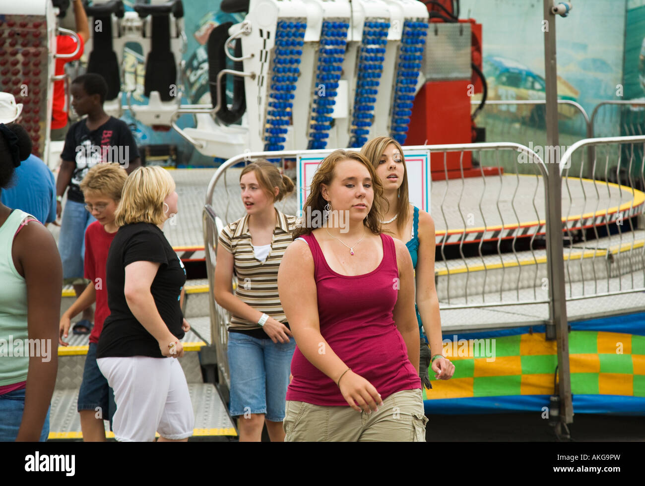 WISCONSIN Milwaukee teenage girls à pied passé manège à Wisconsin State Fair Banque D'Images