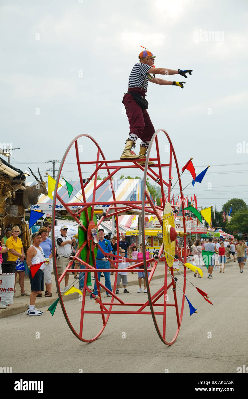 Milwaukee WISCONSIN mâle adulte à pied au sommet d'une grande roue en bas de la rue au Wisconsin State Fair Entertainment Banque D'Images