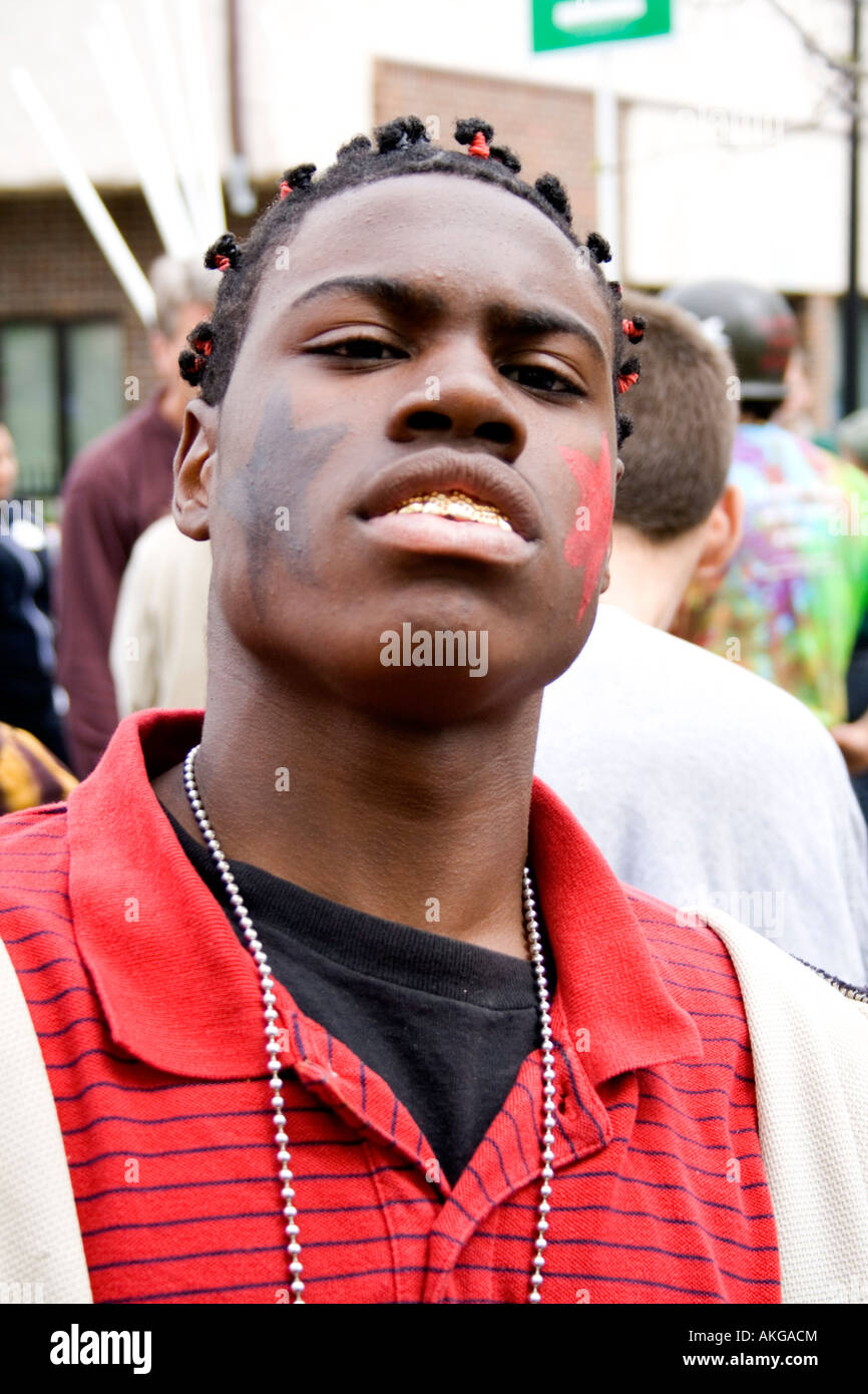 Les jeunes Noirs à l'âge de 18 ans en attente de mars à parade. MayDay Parade et Festival. Minneapolis Minnesota USA Banque D'Images