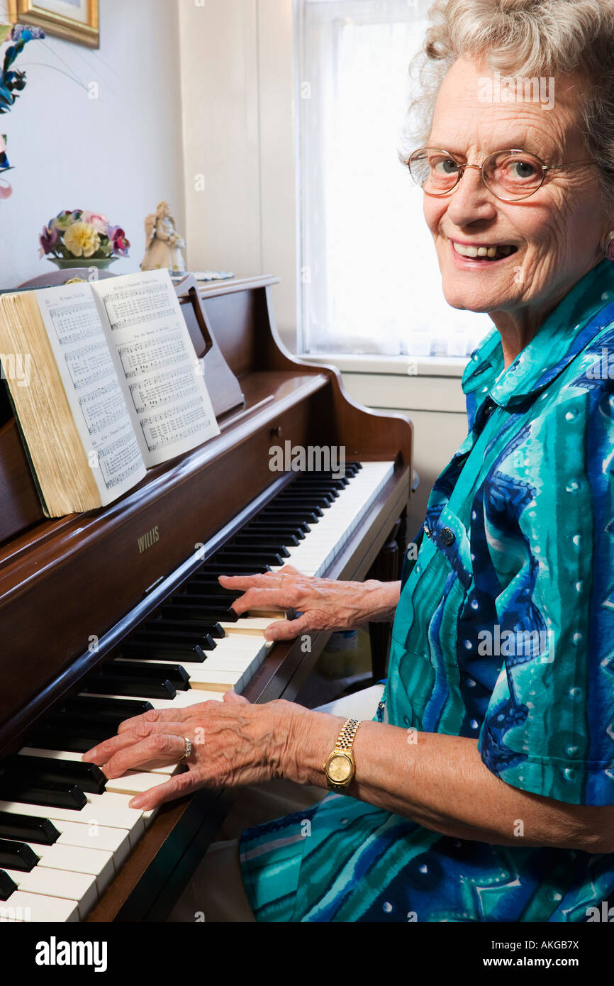 Femme personne âgée de 70 à 80 ans à jouer du piano Photo Stock - Alamy