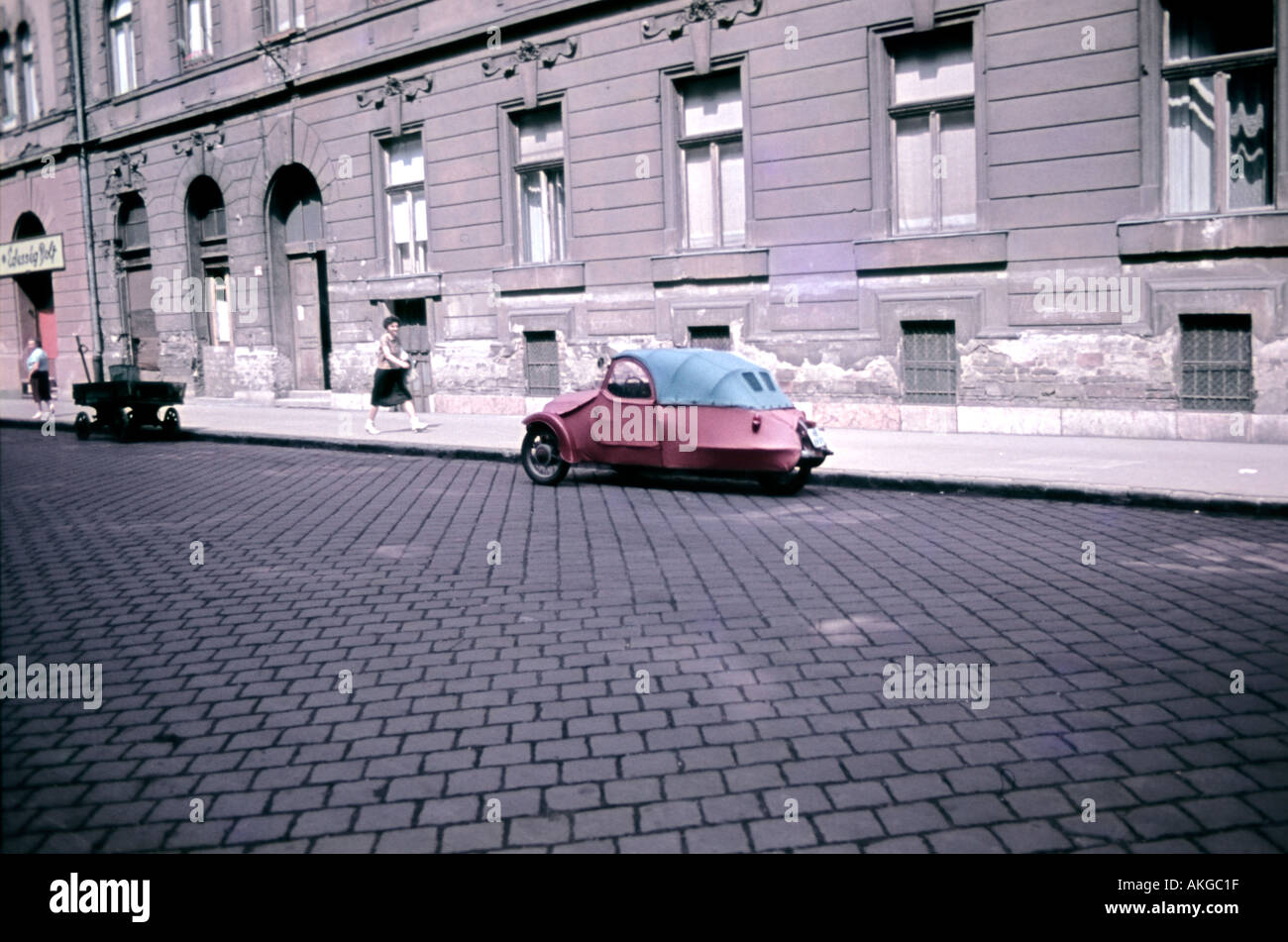 Vieille voiture à trois roues quelque part en Europe de l'est peut-être 1960 Hongrie Budapest Banque D'Images