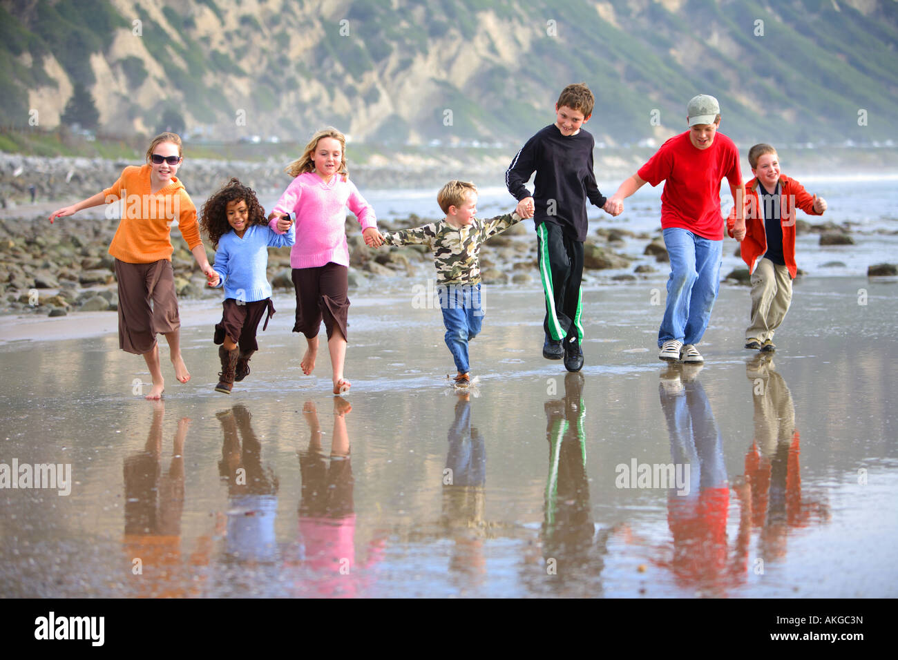 Les enfants courent sur les bancs de moules de plage Carpenteria Comté de Santa Barbara en Californie États-Unis M. Banque D'Images
